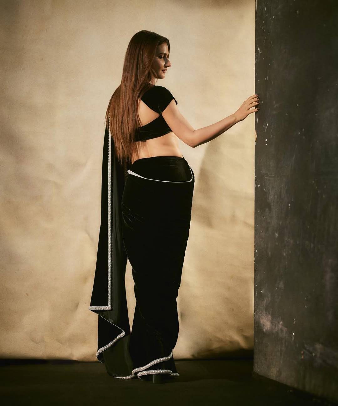 Viscose Velvet Winter Saree with Pearl Lace Border